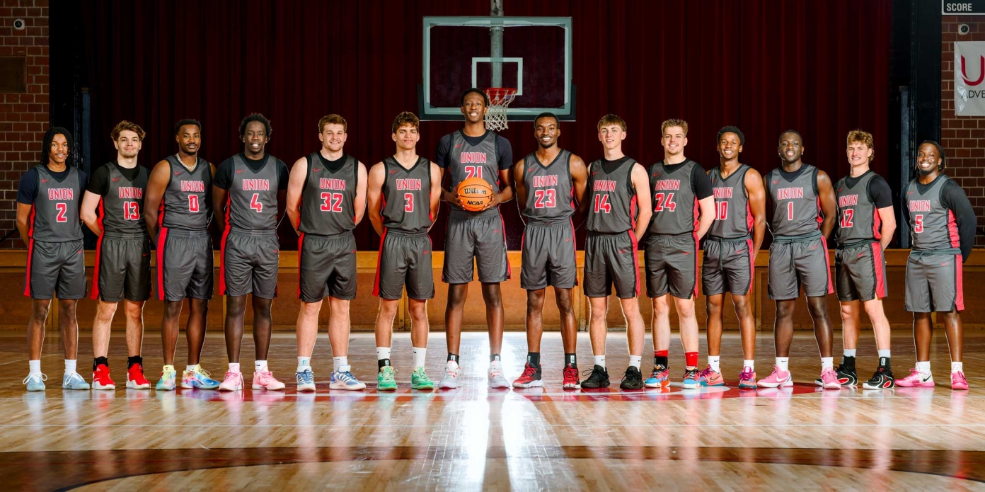 Group photo of the men's basketball team.