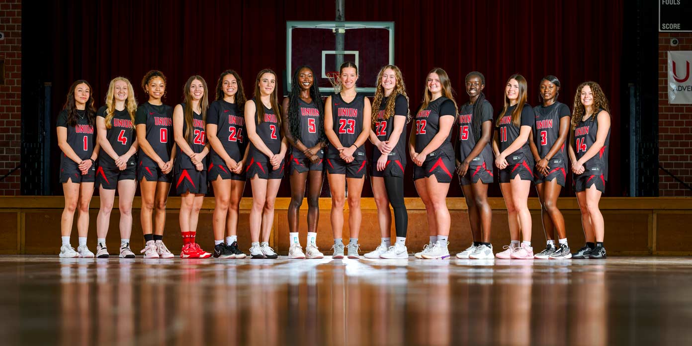 Group photo of the 2025-2026 women's basketball team.